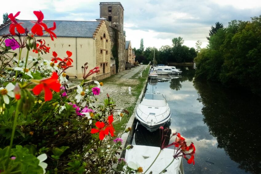 Castillos de la Bretaña Francesa | Danfluvial Fachada y jardines del Castillo de Carheil durante una ruta en barco por los castillos de Bretaña