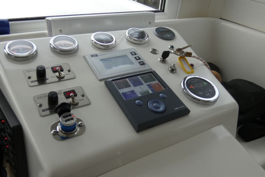 Prenotazione battello fluviale | Danfluvial Panel de control intuitivo para pilotar sin necesidad de licencia tras reservar un barco fluvial con Danfluvial.