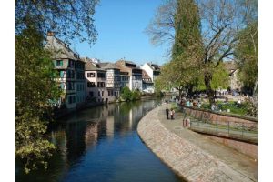 ALSACE 14 1024x768 1 Canal fluvial rodeado de casas tradicionales alsacianas con fachadas entramadas de madera en Francia.
