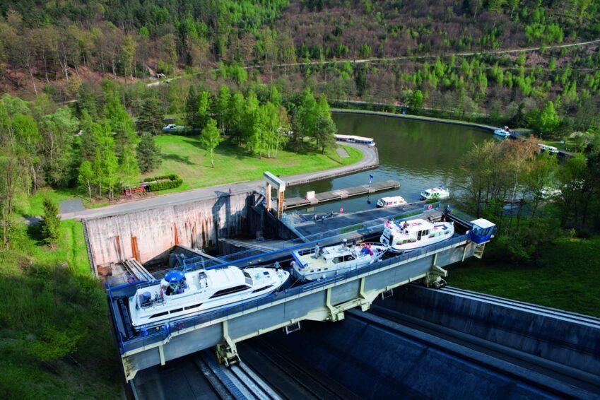 Bateau sans permis France | Danfluvial Vista aérea de infraestructuras fluviales y canales en Alsacia para recorrer en un barco sin permiso con Danfluvial.