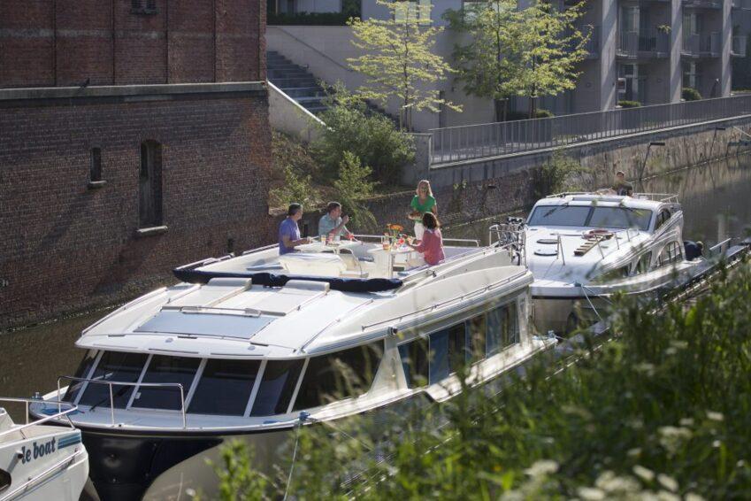 BELGIUM 20 1024x683 1 1 Casa flotante de alquiler navegando por un canal de Flandes en Gante, Bélgica.
