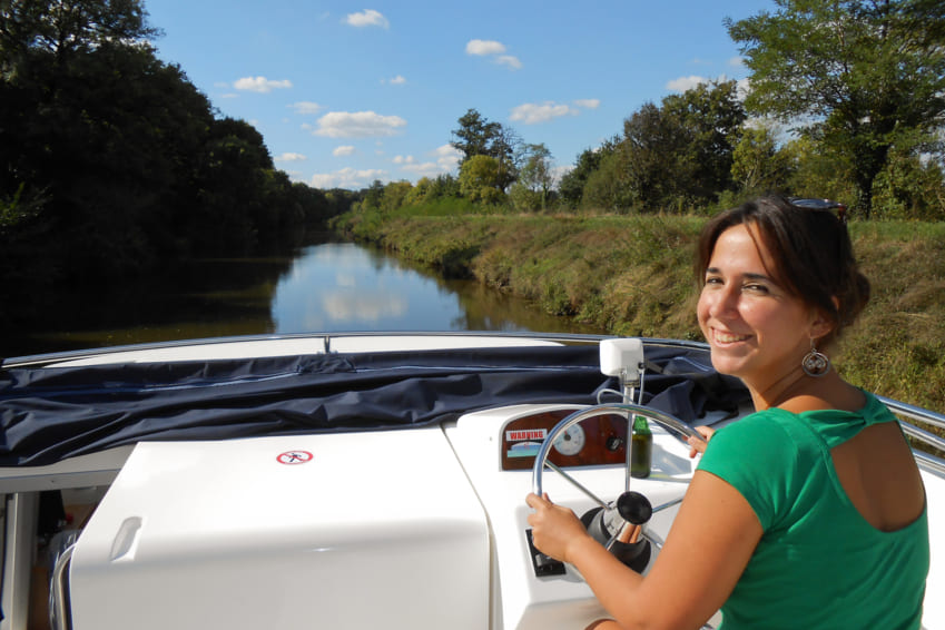 DSCN1794 1 mujer disfrutando de la navegación tras reservar un barco fluvial con Danfluvial.