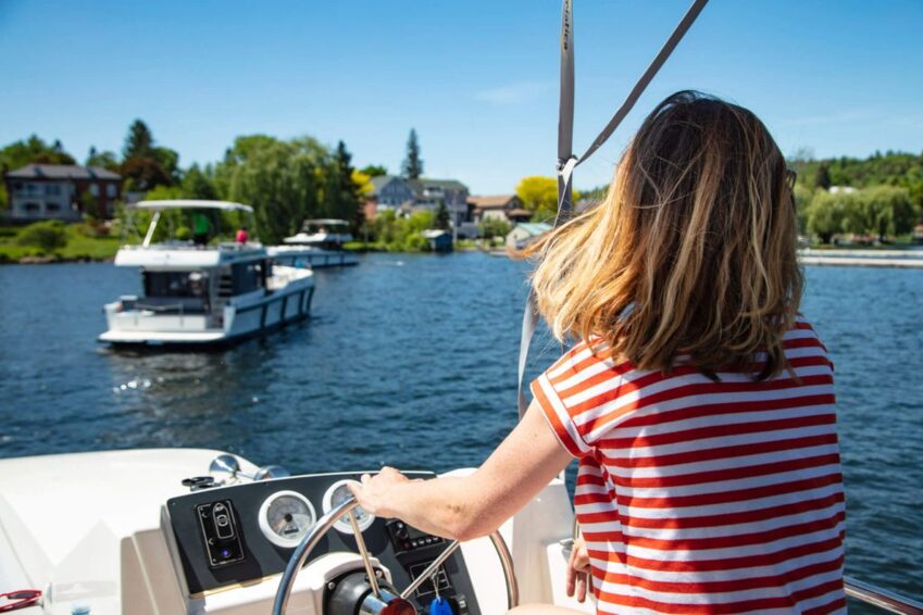 Noleggio barche fluviali | Danfluvial Persona al mando de la navegación tras reservar un barco fluvial para sus vacaciones con Danfluvial.