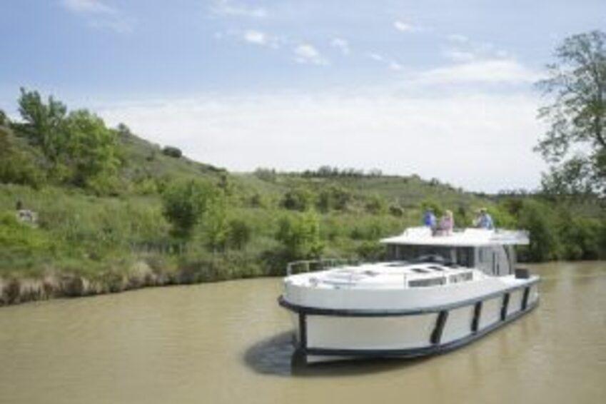 Horizon Fleet 94 1 300x200 1 Crucero en barco sin licencia | Danfluvial