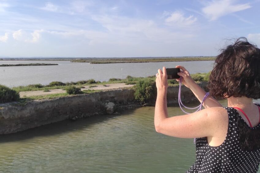 Vues de la Camargue française | Danfluvial Una mujer haciendo fotos al paisaje y a la fauna del rio