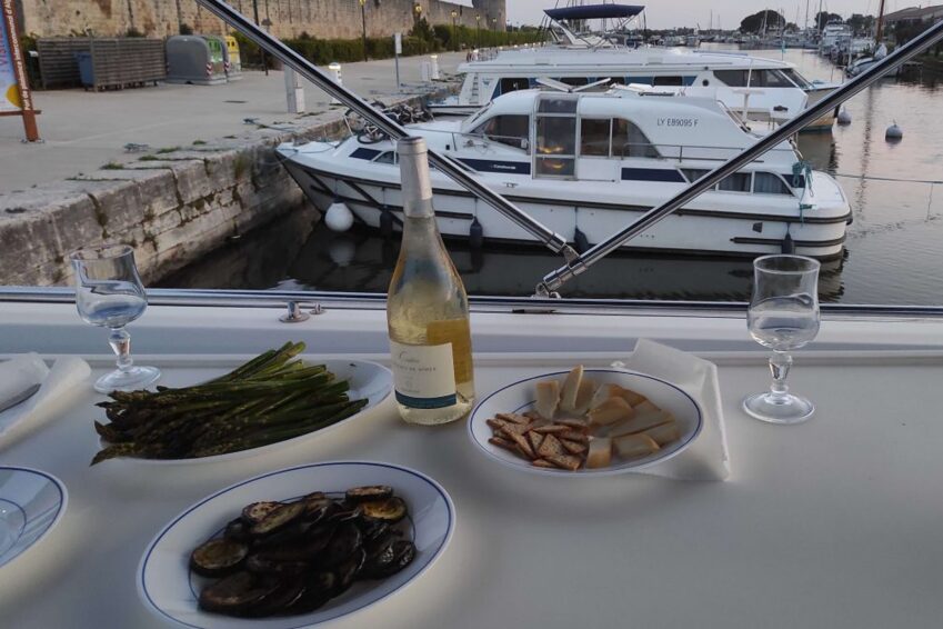 Dîner en bateau en Camargue | Danfluvial Una cena en un barco fluvial atracado en el puerto