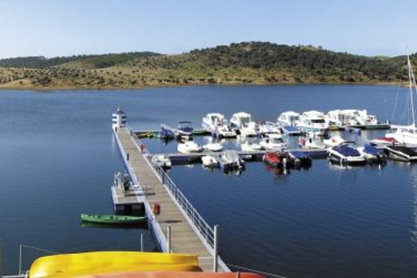 Vacaciones en Portugal | Danfluvial Vista panorámica de Amieira Marina con barcos amarrados en el Grande Lago de Portugal.