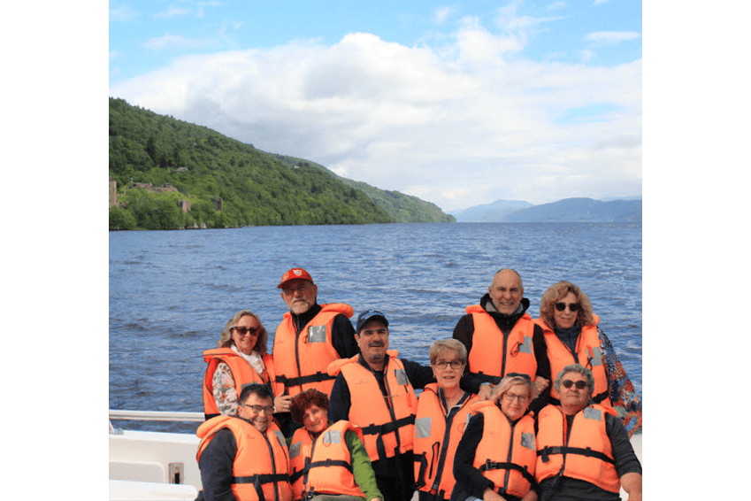 Voyage sur la rivière Ecosse | Danfluvial Grupo de personas con chalecos salvavidas disfrutando de un viaje en un barco sin permiso con Danfluvial