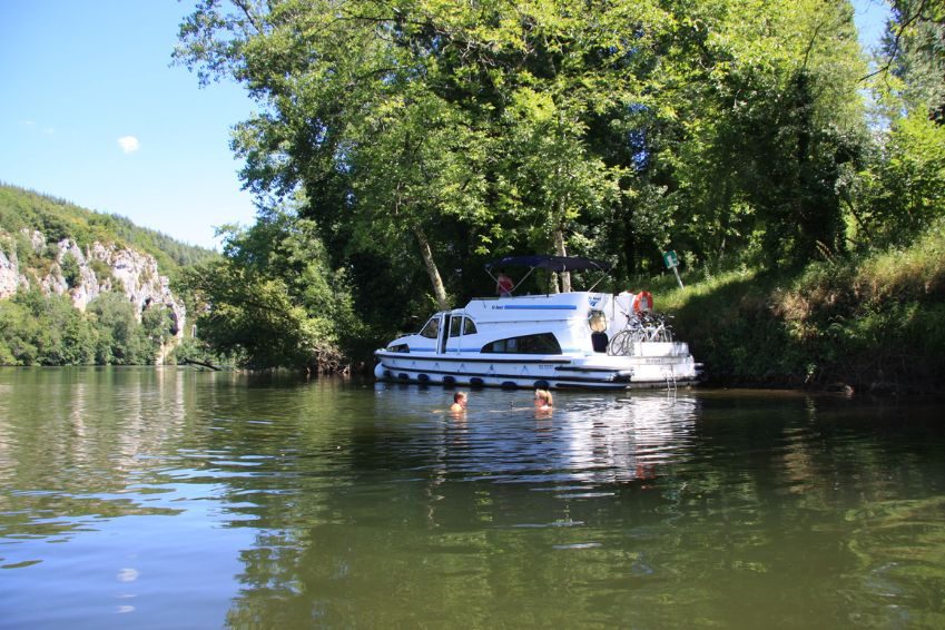 Vacaciones de verano en familia en barco sin licencia | Danfluvial