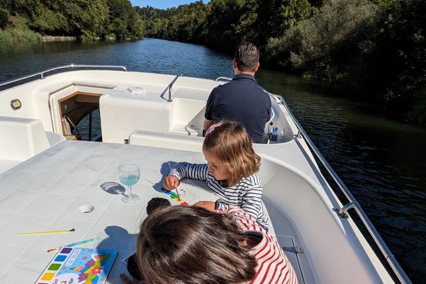 Viajar con hijos en barco sin carnet | Danfluvial Viajar con hijos en barco sin carnet | Danfluvial