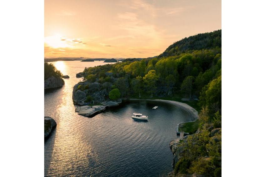Location de bateau sans permis Pays-Bas | Danfluvial Paisaje natural y canales europeos para recorrer a bordo de un barco sin permiso con Danfluvial.