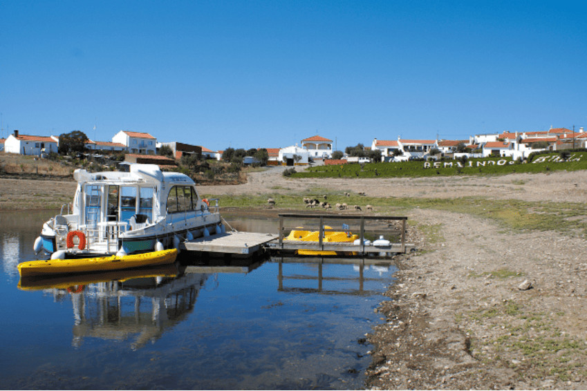 crucero fluvial portugal | Danfluvial Barco de alquiler fluvial navegando por el río Moldava durante la ruta de un viajero hacia Praga.