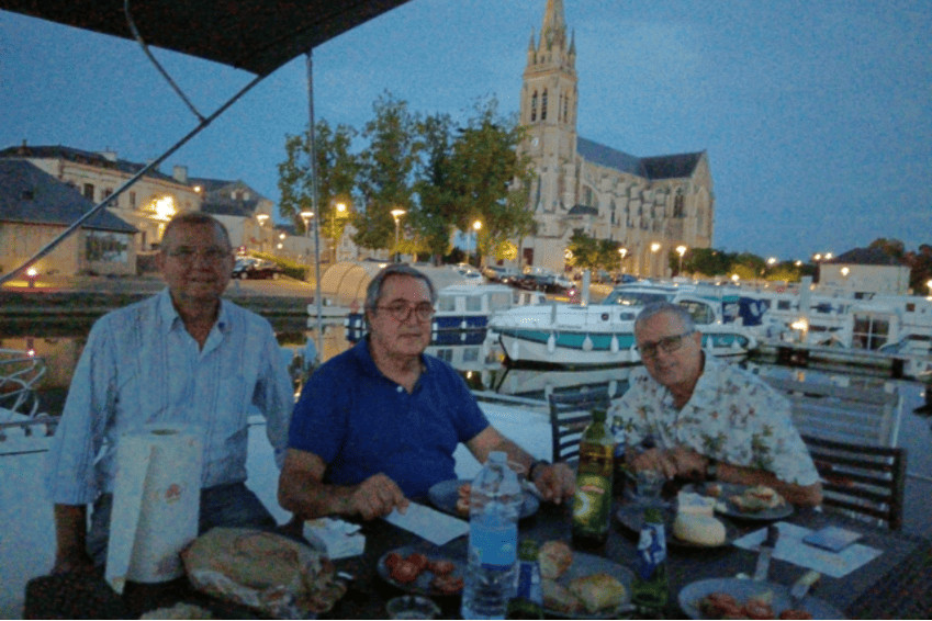 Viajero fluvial | Danfluvial Miguel Moragues disfrutando de una velada nocturna junto al puerto durante su experiencia como viajero fluvial con Danfluvial.